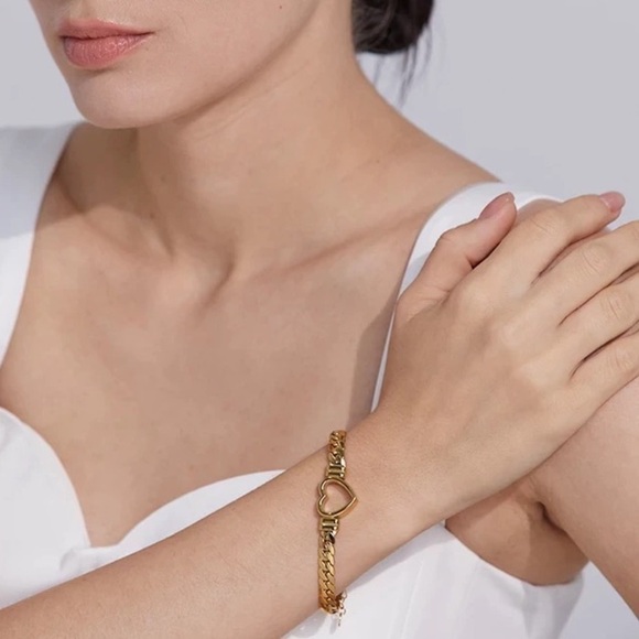 18K Gold Plated Cuban Chain Heart Shape Bracelet - Picture 6 of 8